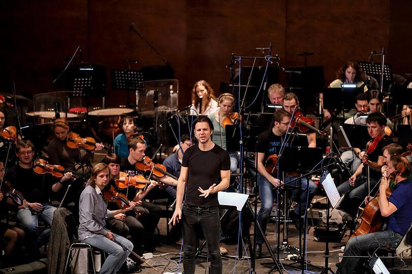 Teodor Currentzis mit seinem Orchester bei Plattenaufnahmen.