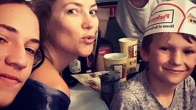Hütchen-Selfie: Kate Hudson mit ihrer Familie