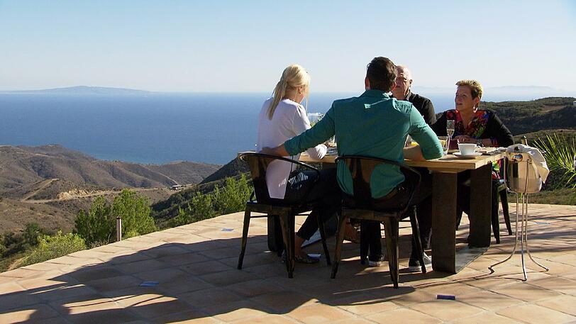 Oliver (r.) zusammen mit Carolin (l.) und seinen Eltern Jürgen ( hinten, l.) und Ingeborg (hinten, r.).
