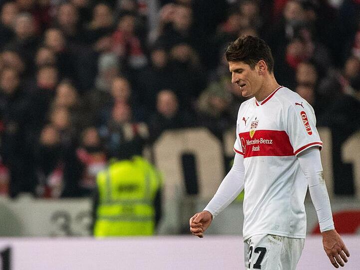 Stuttgarts Mario Gomez geht nach einer gelb-roten Karte vom Platz.