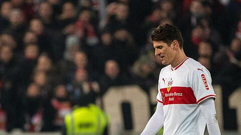 Stuttgarts Mario Gomez geht nach einer gelb-roten Karte vom Platz.