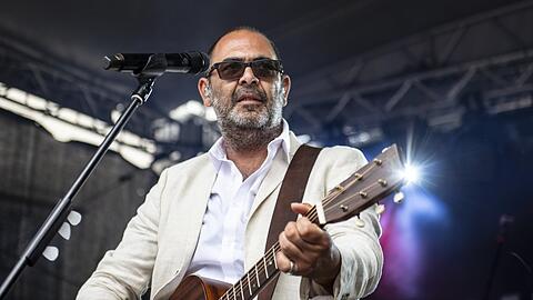 Zwischen Rock, Country-Songs, Hip-Hop, Reggae: Hannes Ringlstetter bei einem Konzert auf der letzten BR-Radltour.