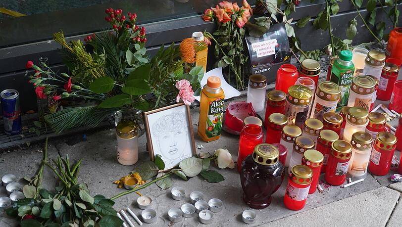 Blumen liegen am Tatort nahe des Rosenheimer Platzes. Blumen liegen am Tatort nahe des Rosenheimer Platzes.