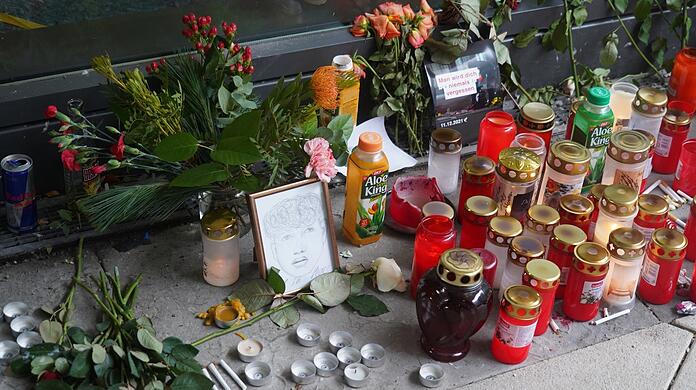 Blumen liegen am Tatort nahe des Rosenheimer Platzes.