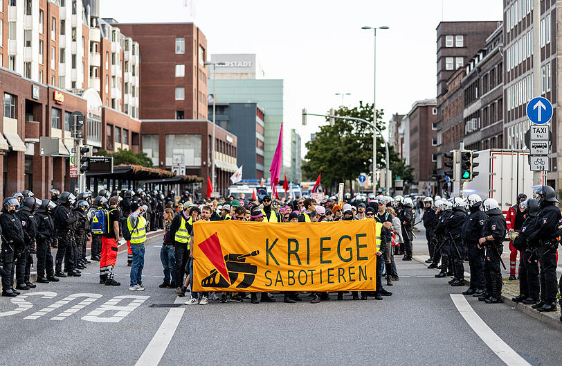 Eine Demonstration von Rüstungsindustrie-Gegnern in der Kieler Innenstadt.