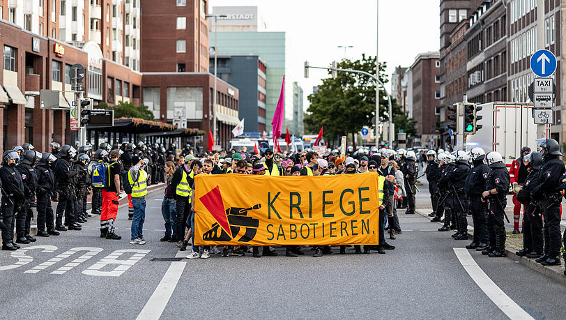 Eine Demonstration von Rüstungsindustrie-Gegnern in der Kieler Innenstadt. Eine Demonstration von Rüstungsindustrie-Gegnern in der Kieler Innenstadt.