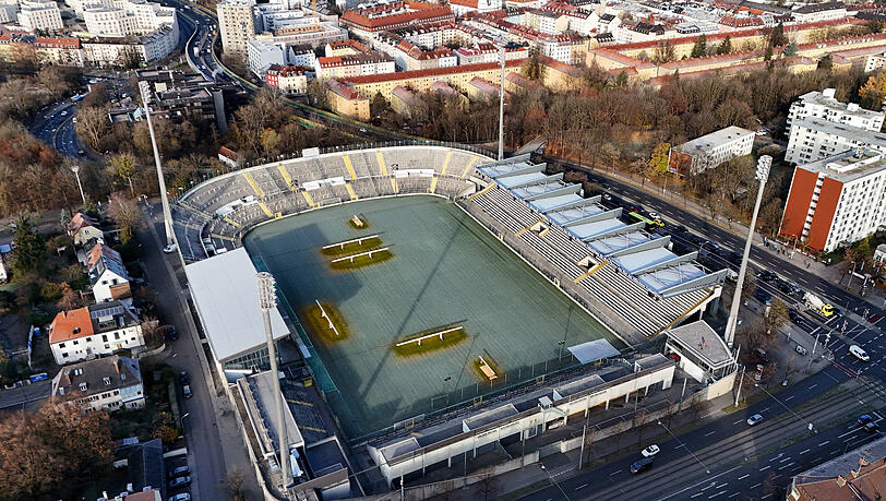 Gut zu erkennen: Mit speziellen LED-Wachstumsleuchten wird der Rasen im Grünwalder Stadion gepflegt. Die anderen Bereiche des Platzes sind mit Raureif belegt.