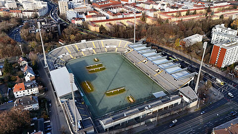Gut zu erkennen: Mit speziellen LED-Wachstumsleuchten wird der Rasen im Grünwalder Stadion gepflegt. Die anderen Bereiche des Platzes sind mit Raureif belegt. Gut zu erkennen: Mit speziellen LED-Wachstumsleuchten wird der Rasen im Grünwalder Stadion gepflegt. Die anderen Bereiche des Platzes sind mit Raureif belegt.