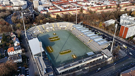 Gut zu erkennen: Mit speziellen LED-Wachstumsleuchten wird der Rasen im Grünwalder Stadion gepflegt. Die anderen Bereiche des Platzes sind mit Raureif belegt.