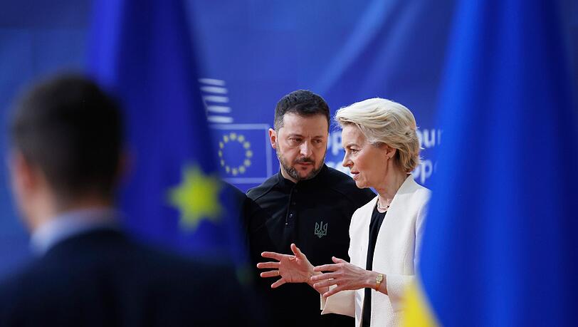 Hoffen auf eine Einigung der Staats- und Regierungschefs: Die Präsidentin der Europäischen Kommission, Ursula von der Leyen und der ukrainische Präsident Wolodymyr Selenskyj. (Archivbild) Hoffen auf eine Einigung der Staats- und Regierungschefs: Die Präsidentin der Europäischen Kommission, Ursula von der Leyen und der ukrainische Präsident Wolodymyr Selenskyj. (Archivbild)