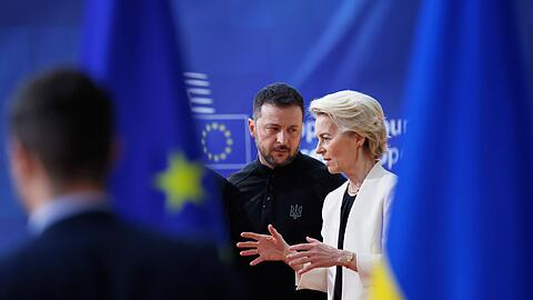 Hoffen auf eine Einigung der Staats- und Regierungschefs: Die Präsidentin der Europäischen Kommission, Ursula von der Leyen und der ukrainische Präsident Wolodymyr Selenskyj. (Archivbild) Hoffen auf eine Einigung der Staats- und Regierungschefs: Die Präsidentin der Europäischen Kommission, Ursula von der Leyen und der ukrainische Präsident Wolodymyr Selenskyj. (Archivbild)