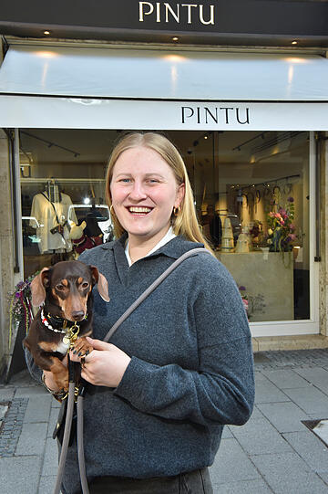 Sophia-Margaritha Schiebel mit Dackel "Luigi": Sie ist Gr&uuml;nderin und Eigent&uuml;merin der Dog Spas "Pintu" in Wien und - seit Neuestem auch am Amiraplatz in M&uuml;nchen.