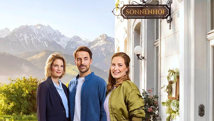 Rike Schmid, Max Alberti und Pina K&uuml;hr (v.l.) sind die neuen Gesichter von "Die Landarztpraxis - Team Sonnenhof".