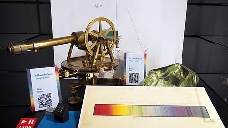 Mit diesem Prismenspektralapparat zerlegte Fraunhofer 1814 das Sonnenlicht in sein Farbspektrum.