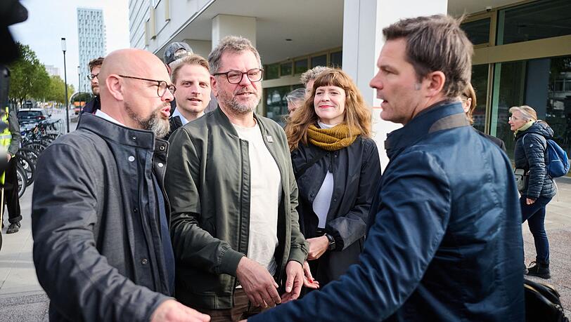 Vertreterinnen und Vertreter der Berliner Parteispitzen von Linken, Grünen und SPD haben sich erneut im Haus der Statistik in Berlin getroffen. Vertreterinnen und Vertreter der Berliner Parteispitzen von Linken, Grünen und SPD haben sich erneut im Haus der Statistik in Berlin getroffen.