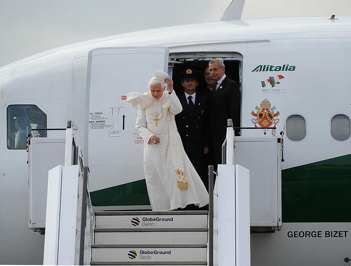 Papst Benedikt XVI. ist zu seinem ersten offiziellen Staatsbesuch in Deutschland eingetroffen.