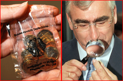 Links: Für 20 Mark konnte man Ende Dezember 2001 die Starterkits im Plastiktütchen kaufen &ndash; im Wert von 10,23 Euro. Rechts: Leicht versonnen betrachtet Theo Waigel 1998 eine der ersten Probeprägungen des Euros.