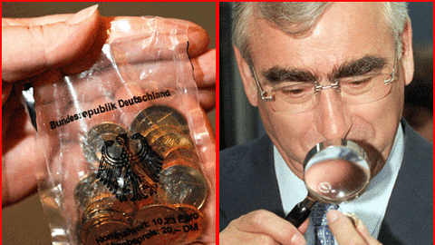 Links: Für 20 Mark konnte man Ende Dezember 2001 die Starterkits im Plastiktütchen kaufen &ndash; im Wert von 10,23 Euro. Rechts: Leicht versonnen betrachtet Theo Waigel 1998 eine der ersten Probeprägungen des Euros.