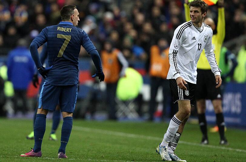 Thomas Müller (r.) spricht mit Franck Ribéry beim Länderspiel zwischen Frankreich und Deutschland (1:2).