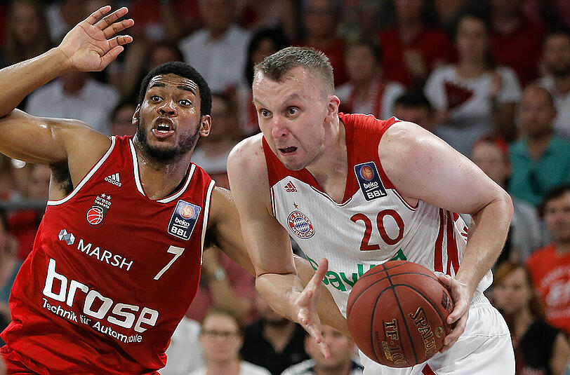 Bayern-Spieler Dusko Savanovic (rechts) im Duell mit dem Bamberger Ryan Thompson.