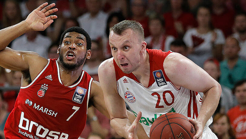 Bayern-Spieler Dusko Savanovic (rechts) im Duell mit dem Bamberger Ryan Thompson. Bayern-Spieler Dusko Savanovic (rechts) im Duell mit dem Bamberger Ryan Thompson.