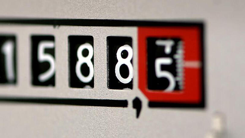 Eine drei- bis vierköpfige Durchschnittsfamilie bezahlt in den neuen Bundesländern bei einem Verbrauch von 4000 Kilowattstunden 1149 Euro für Strom - in den alten Bundesländern sind es nur 1104 Euro im Jahr.