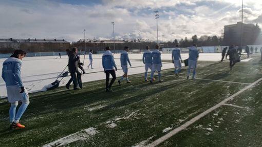 Die Löwen beim Warmmachen auf dem verschneiten Trainingsplatz.