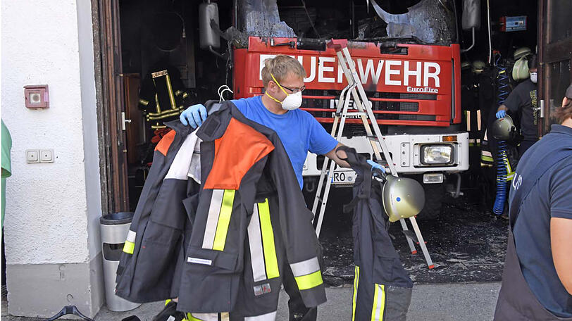 Die Ausrüstung der Feuerwehrler ist nur noch Schrott.