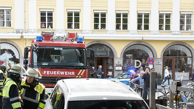 Mit einem SUV geriet ein Tourist aus China auf die Treppe zur U-Bahnstation Marienhof, nur Wochen zuvor war einem Ehepaar aus Frankreich dasselbe Missgeschick widerfahren. Mit einem SUV geriet ein Tourist aus China auf die Treppe zur U-Bahnstation Marienhof, nur Wochen zuvor war einem Ehepaar aus Frankreich dasselbe Missgeschick widerfahren.