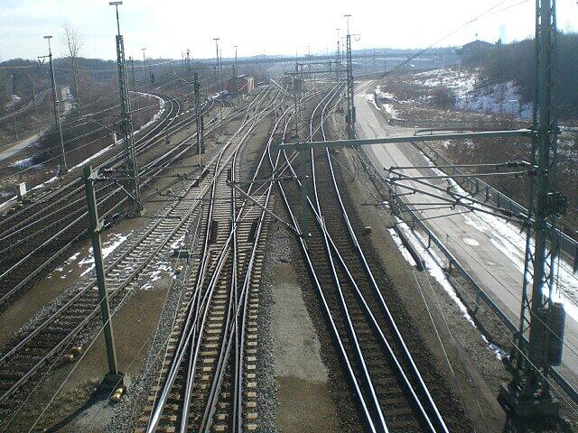 Hier die Gleise des Rangierbahnhofs, ganz ohne Waggons.