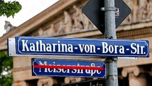 Die Doppel-Beschilderung endete erst nach einem höchstrichterlichen Urteil über die Umbenennung. Die Doppel-Beschilderung endete erst nach einem höchstrichterlichen Urteil über die Umbenennung.