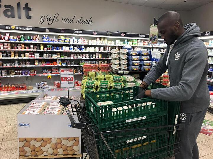 Füllte wie einige andere Wolfsburger Teamkollegen Regale in Supermärkten auf: VfL-Kapitän Josuha Guilavogui.