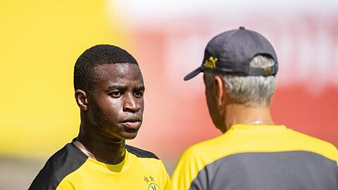 Dürfte von BVB-Coach Lucien Favre (r) ab sofort in der Bundesliga eingesetzt werden: Youssoufa Moukoko.