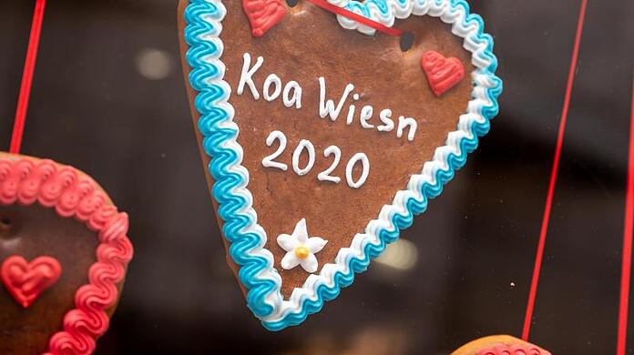 Ein Lebkuchenherz mit der Aufschrift "Koa Wiesn 2020" hängt in einem Geschäft in der Innenstadt aus.