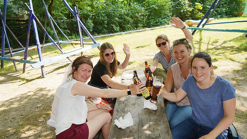 Laura, Hannah und Mini feiern den Junggesellinnenabschied ihrer Freundin Julia auf dem Tollwood. Laura, Hannah und Mini feiern den Junggesellinnenabschied ihrer Freundin Julia auf dem Tollwood.