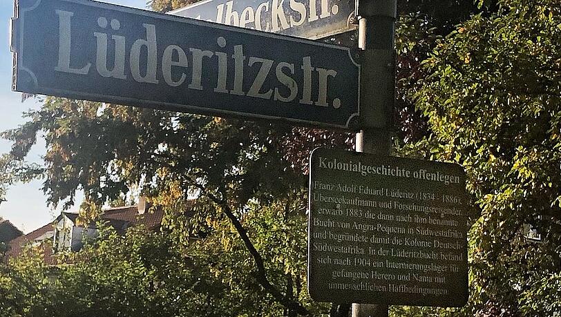 An der Lüderitzstraße ist bereits ein Erklärungsschild zum Hintergrund des Namensgebers Franz Adolf Eduard Lüderitz angebracht. An der Lüderitzstraße ist bereits ein Erklärungsschild zum Hintergrund des Namensgebers Franz Adolf Eduard Lüderitz angebracht.
