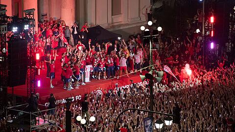 Die Spieler von Olympiakos Piräus feiern mit ihren Fans den Sieg im Conference-League-Finale.