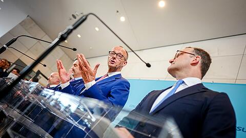 Wie umgehen mit der AfD? In einem Punkt gibt Friedrich Merz schon eine klare Antwort - zu einem möglichen Verbotsverfahren hält er sich noch zurück.