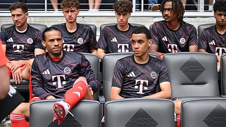 Bislang war die Ersatzbank der WM-Stammplatz von Jamal Musiala. Neben ihm der inzwischen angereiste Leroy Sané (l).