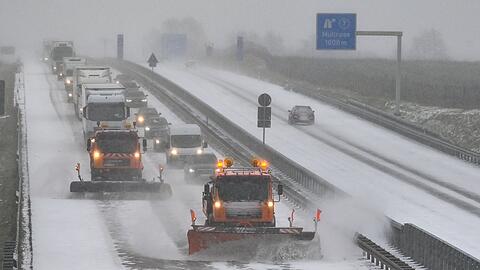Auf der A9 Richtung München rutscht ein Lkw von der Fahrbahn und landet im Graben. (Symbolbild)