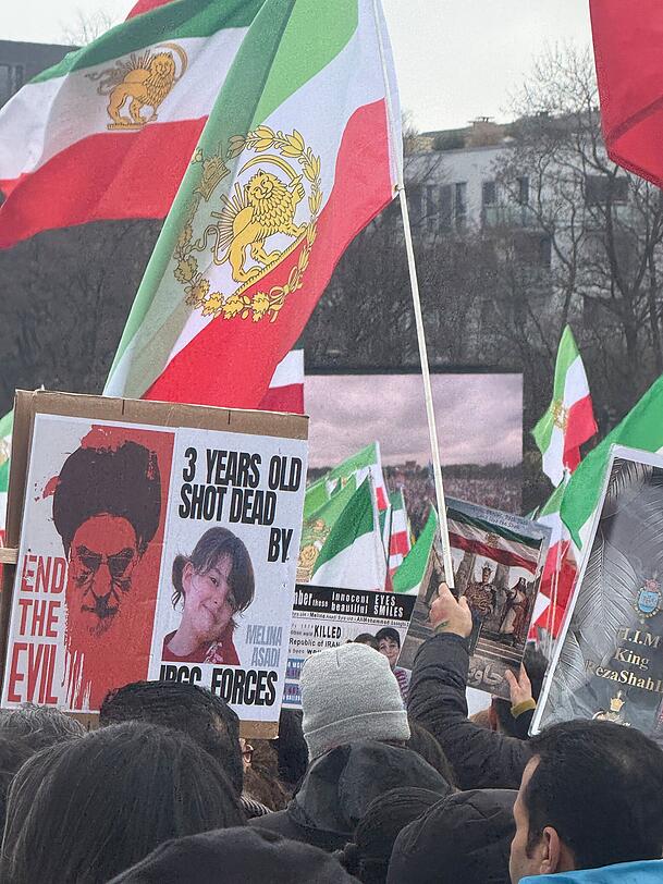Protestschild gegen Machthaber Ruhollah Chomeini Protestschild gegen Machthaber Ruhollah Chomeini