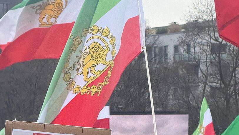 Protestschild gegen Machthaber Ruhollah Chomeini