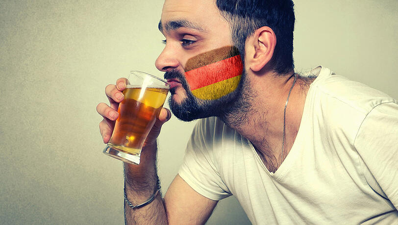 Bierchen bei der Spätschicht, um das Spiel schönzutrinken? Jein, sagt die Expertin. Bierchen bei der Spätschicht, um das Spiel schönzutrinken? Jein, sagt die Expertin.