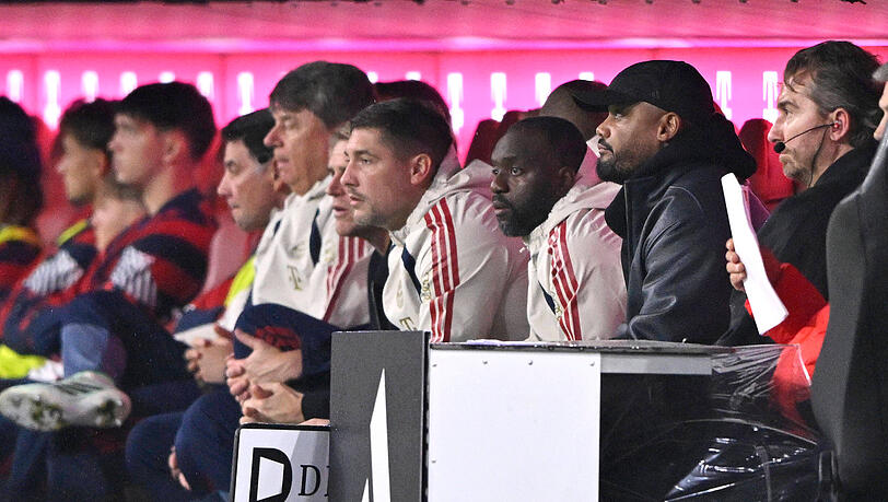 Schaut sich die Partie gegen RB Leipzig weitgehend von der Bank aus an: Cheftrainer Vincent Kompany. Schaut sich die Partie gegen RB Leipzig weitgehend von der Bank aus an: Cheftrainer Vincent Kompany.