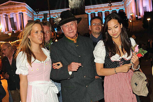 Mit zwei Bellas unter der Bavaria: Larry Hagman auf der Wiesn.