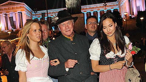 Mit zwei Bellas unter der Bavaria: Larry Hagman auf der Wiesn.