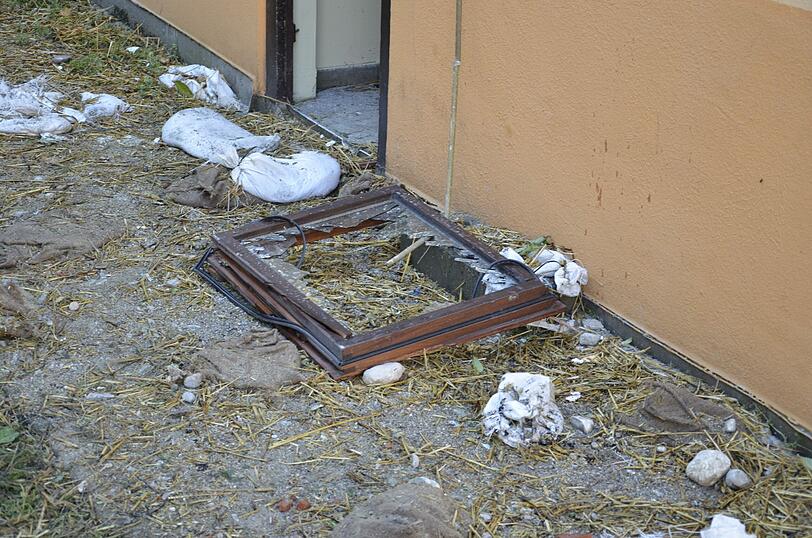 Schwabing am Tag nach der Bombensprengung: Die Spuren der Detonation sind deutlich zu erkennen, teilweise hat sie schwere Schäden verursacht. Derzeit werden die Schäden an den Gebäuden der Umgebung erfasst.