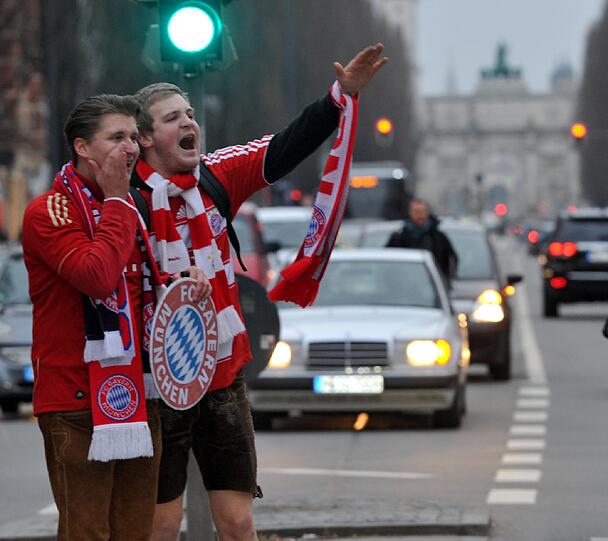 "Mia san Meister!": Ausgelassen feiern die Bayern-Fans die früheste Meisterschaft der Bundesligageschichte. Die Bilderstrecke von der Party auf der Leopoldstraße.