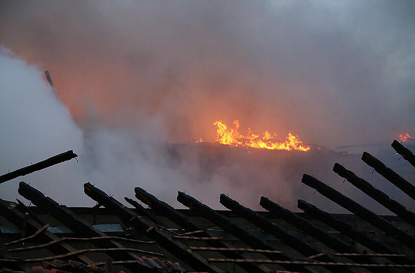 In Straßham ist eine Lagerhalle vollständig abgebrannt. Die Bilder vom Feuerwehr-Großeinsatz.