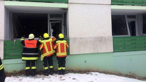 Feuerwehrleute begutachten die Schäden.